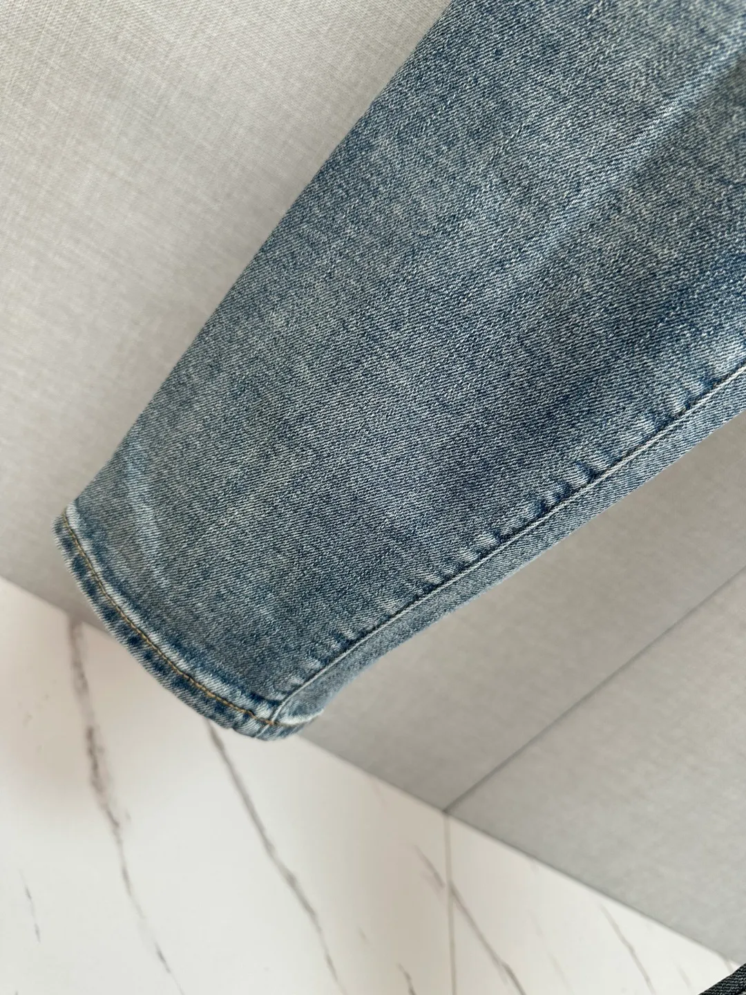 BC’s official website counters are available at the same time. Original, very stylish jeans. Customized original washed denim fabric, unique design, top-notch printing technology letter pattern logo, original hardware accessories decoration. An extremely outstanding pair of jeans. The materials and craftsmanship are extremely luxurious and exquisite. The grade is extremely high. The upper body is handsome and stylish. Recommended👍, Sizes: 29-38